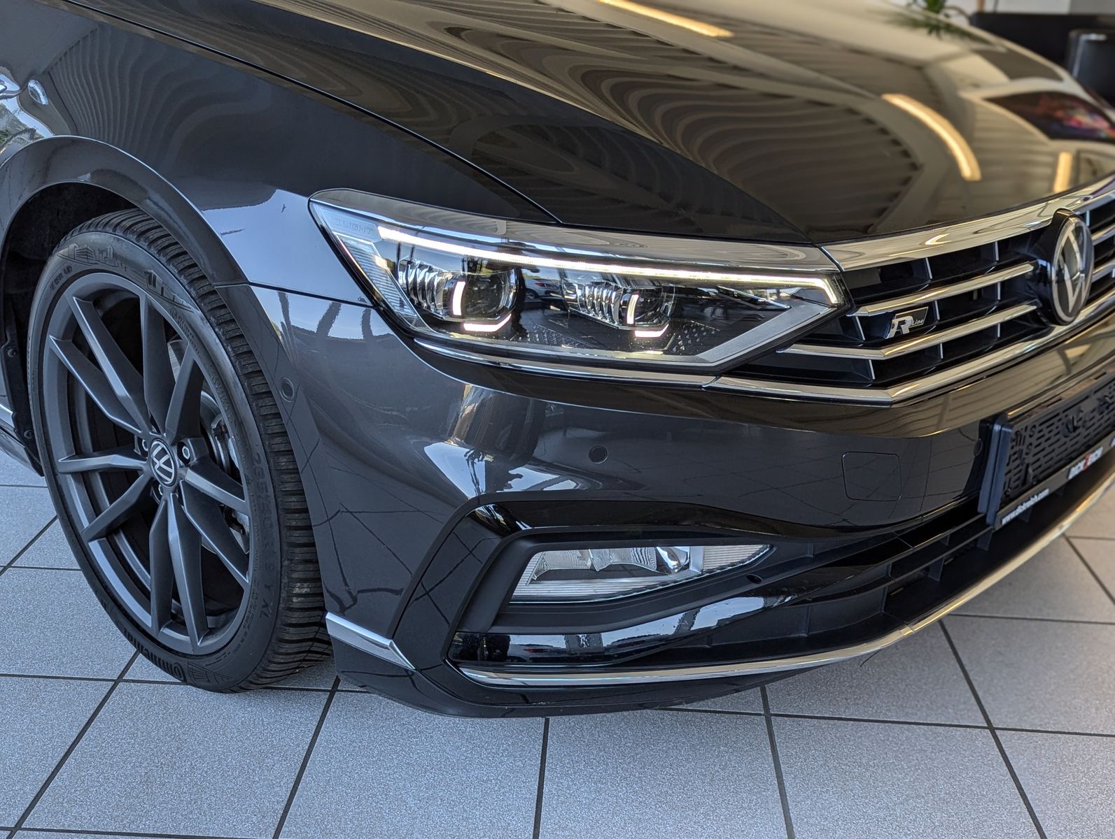 Fahrzeugabbildung Volkswagen Passat 2.0 TSI R-Line Elegan HUD Matrix Pano 19"