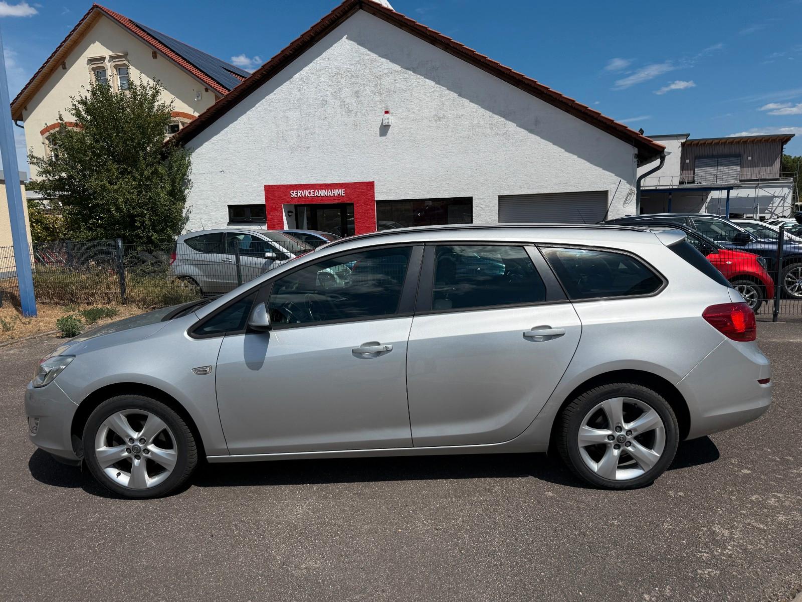 Opel Astra 2010 — rear view