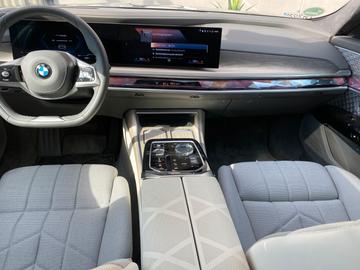 2022 BMW I7 — фото 9