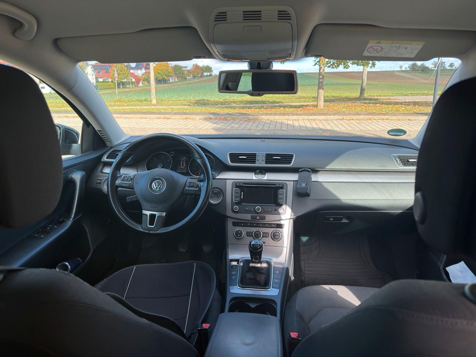 Volkswagen Passat 2014 — interior