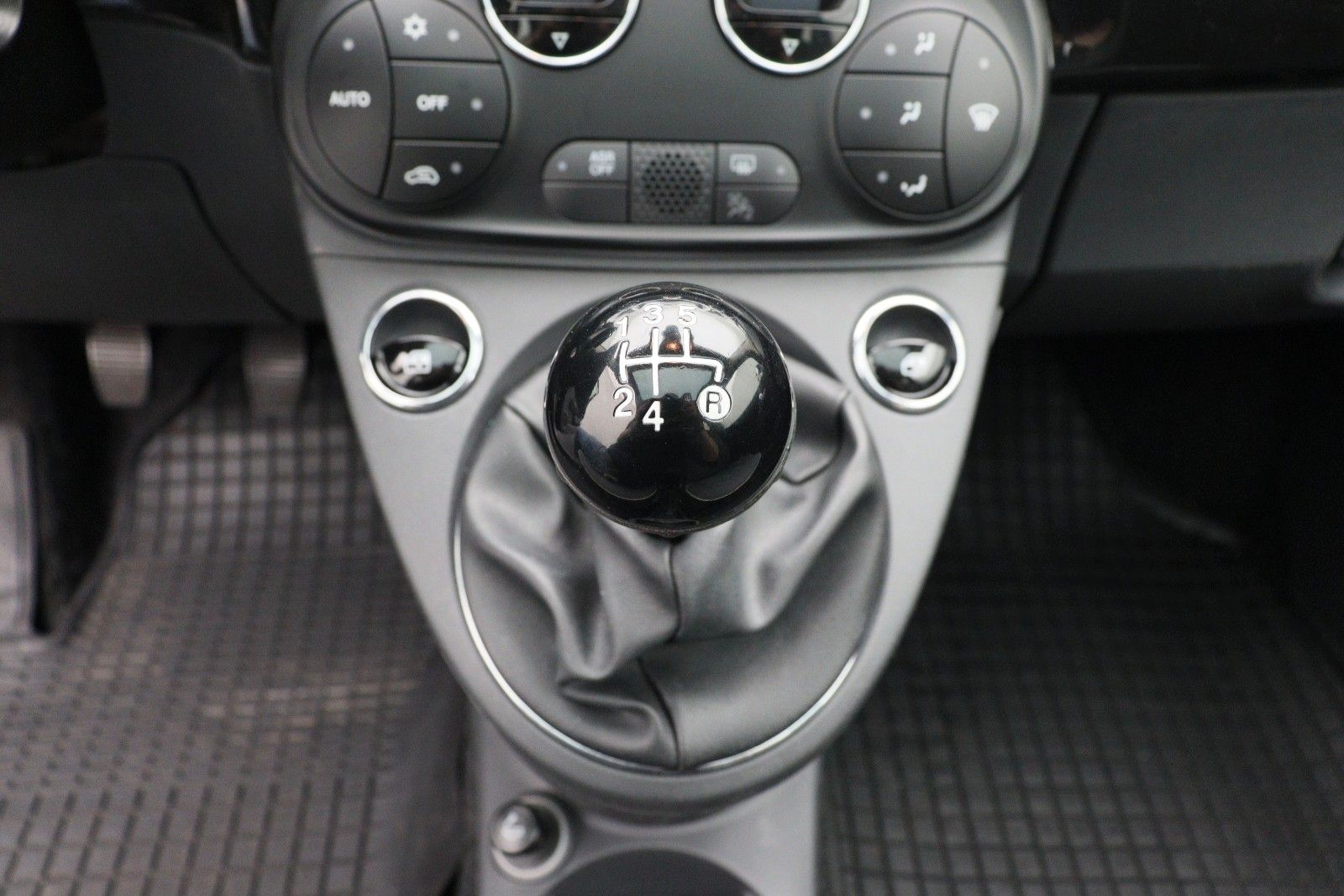 Fahrzeugabbildung Fiat 500 1.2 Lounge NAVI PANO