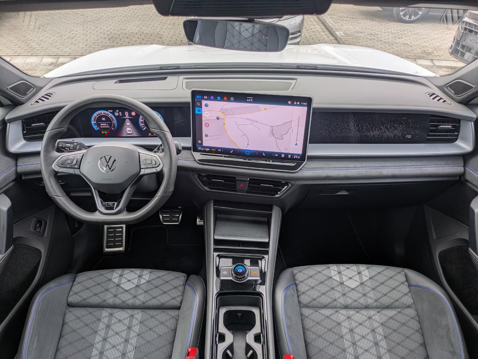 Fahrzeugabbildung Volkswagen Tayron 2.0 TDI 4M R-Line BLACK*7S*AHK*PANO*HUD