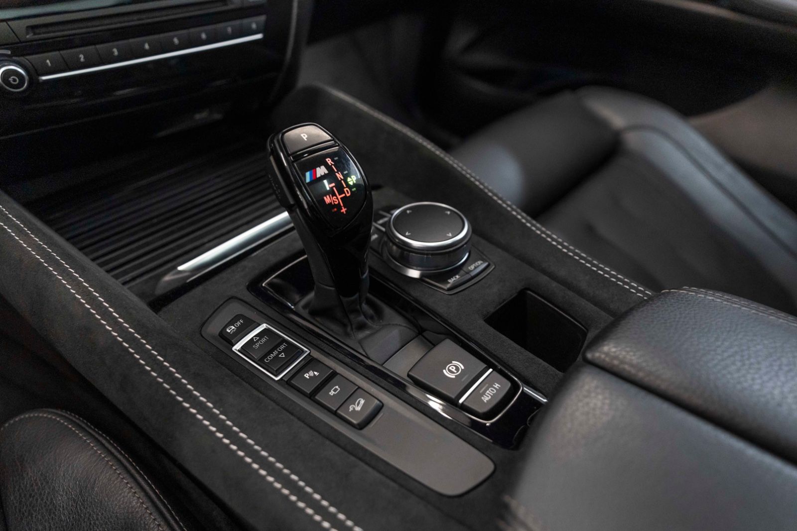 Fahrzeugabbildung BMW X6 xDrive50i M-SPORTPAKET 360° H&K ACC HUD TOTW