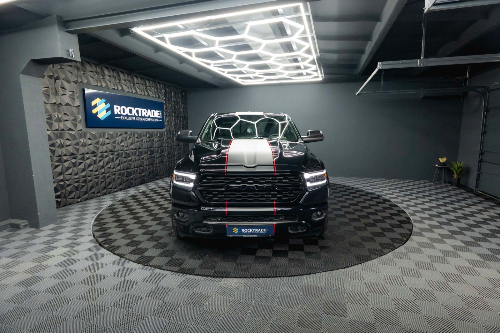 Fahrzeugabbildung Dodge RAM 5.7 V8 HEMI 4x4 OFFROAD Night-Paket LONGBED