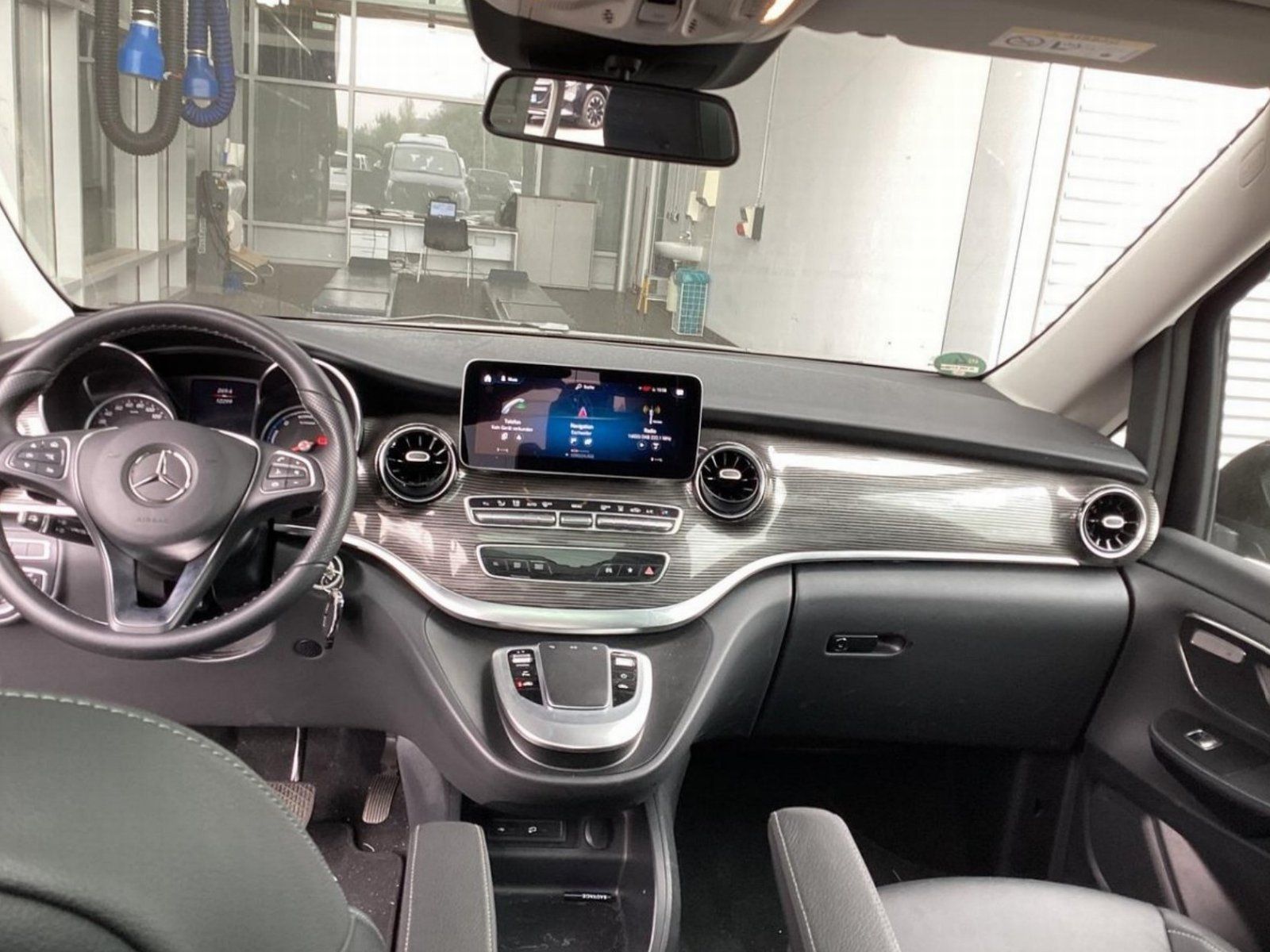 Fahrzeugabbildung Mercedes-Benz EQV300 L AVANTGAR Pano DISTRO Sitzklima AIRMATIC