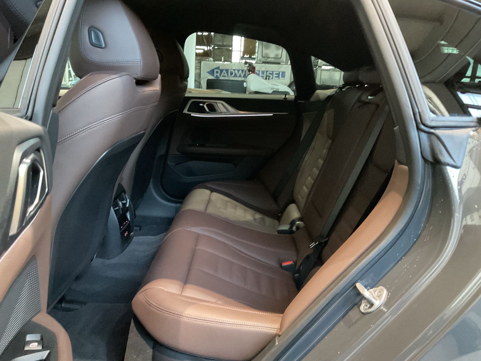 Fahrzeugeinzelansicht 13 Fahrzeugabbildung BMW i4 xDrive40 Gran Coupé, Parking Assistant Plus