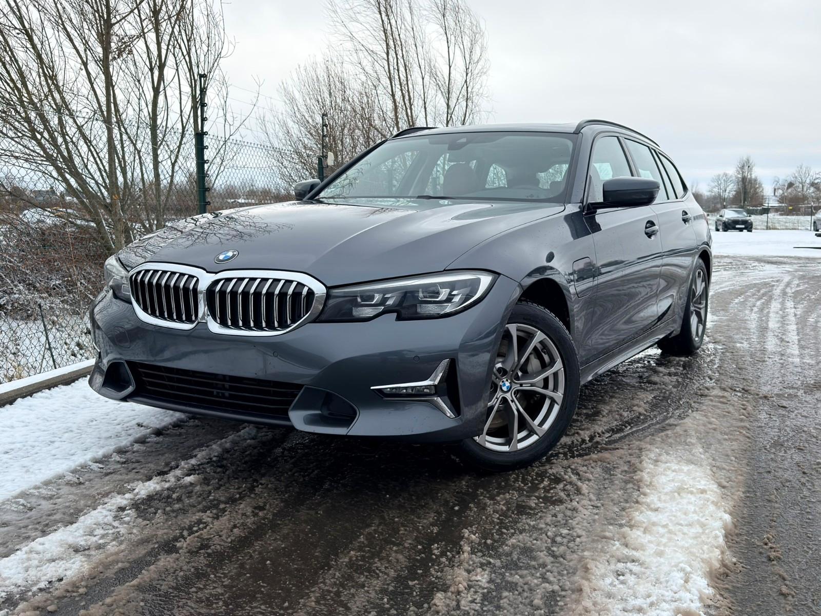 BMW 330e Touring Luxury-PANO-AHK-SzH-MemSeats