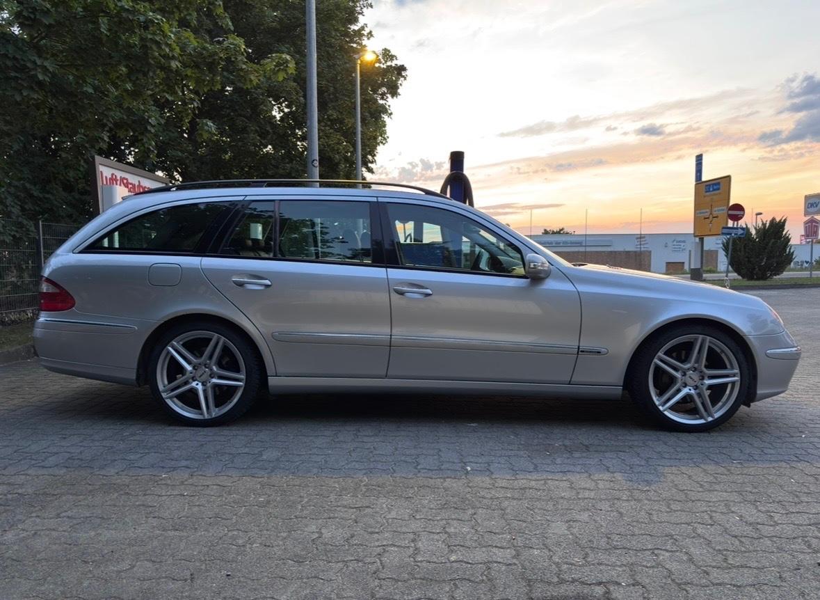 Mercedes-Benz E320 2004 — rear view