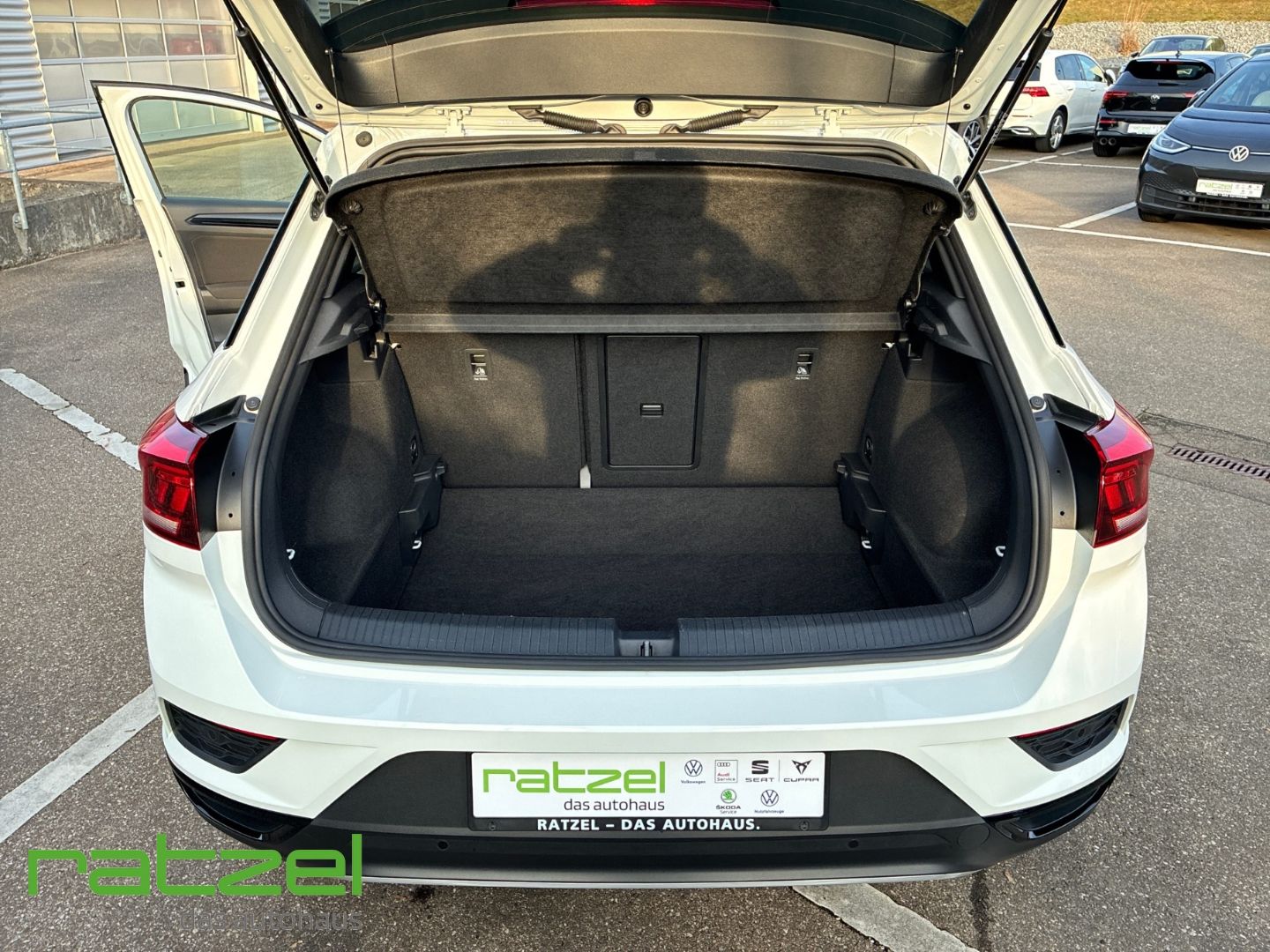 Fahrzeugabbildung Volkswagen T-Roc Sport 1.5 TSI DSG AHK+El. Panodach+Navi