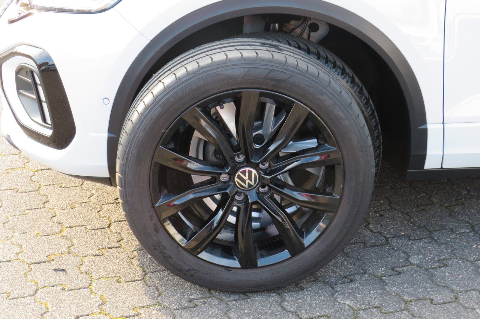 Fahrzeugabbildung Volkswagen T-Roc R-LINE AHK DCC ACC NAVI KAMERA 8-FACH 1.H