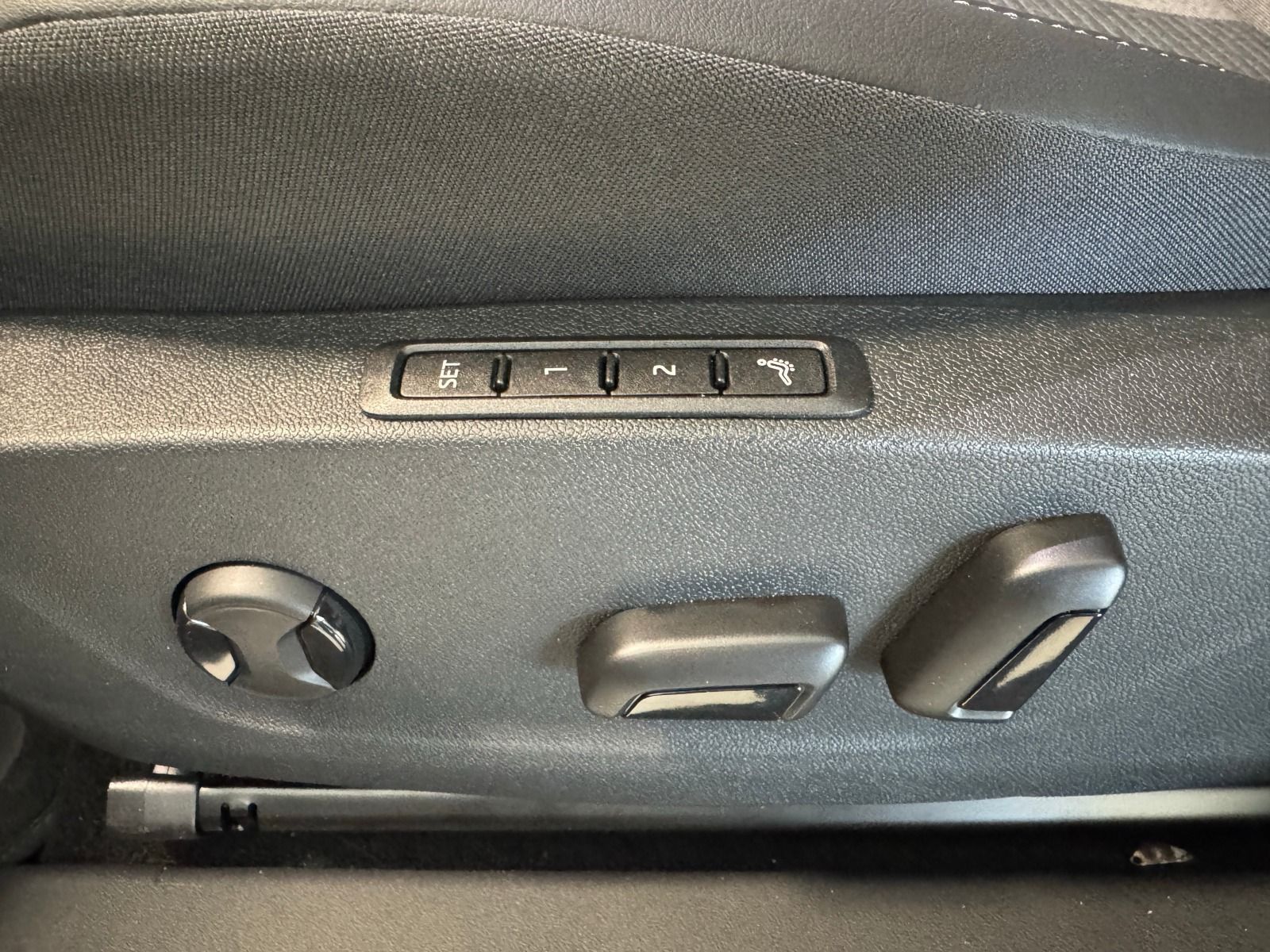 Fahrzeugabbildung SKODA Enyaq 60 Lodge*RFK*AHK*20Zoll*eHeck
