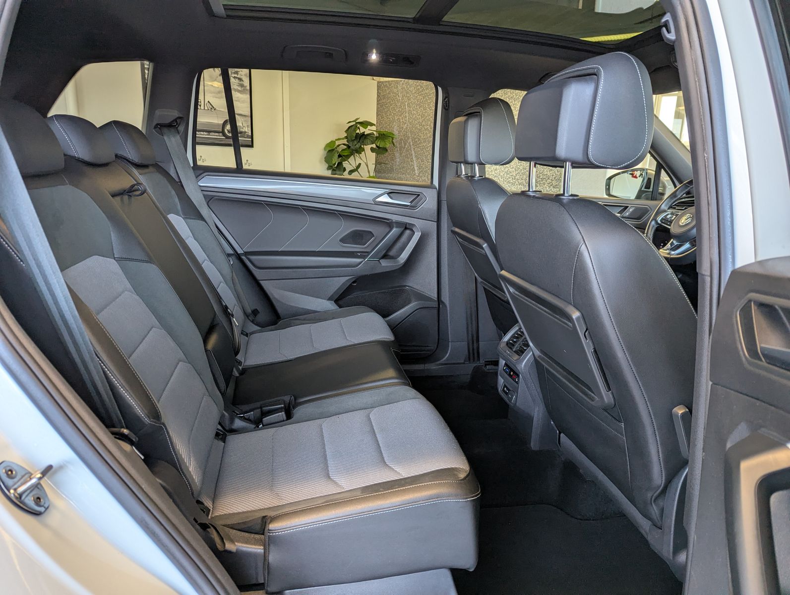 VW Tiguan Allspace 2.0 TDI DSG R-Line 4M Pano AHK - Image 15