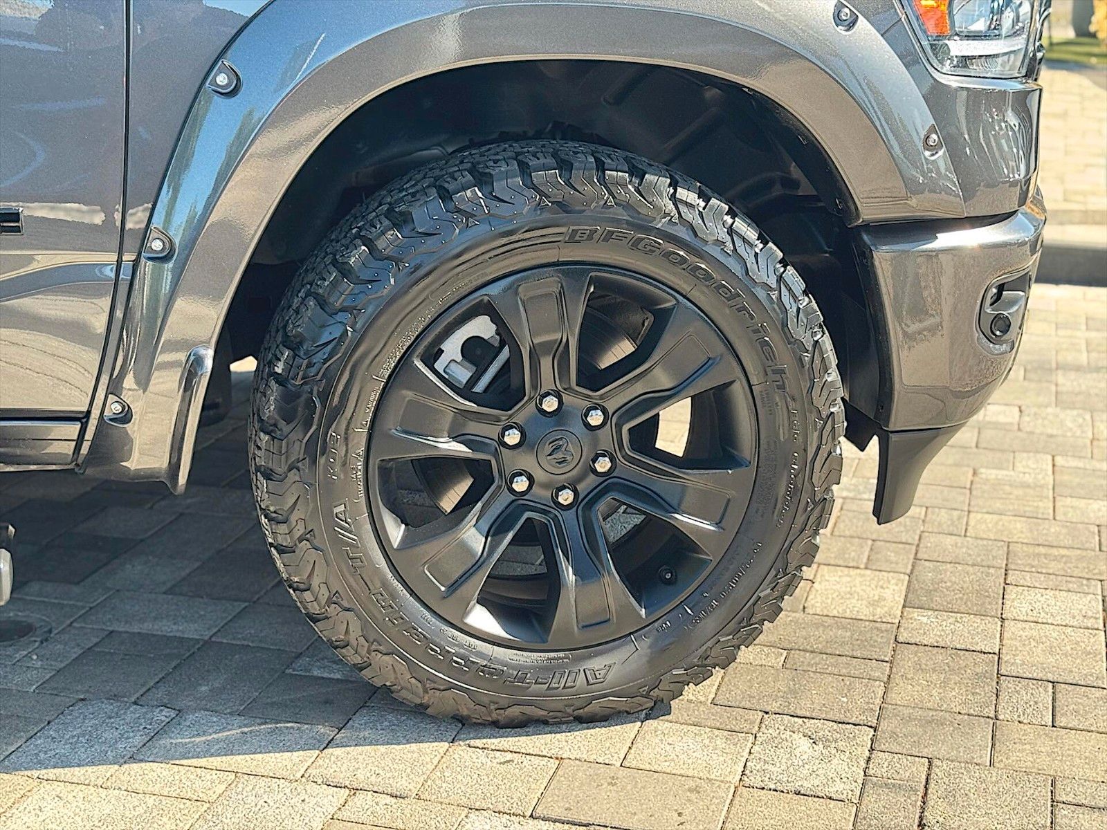 Fahrzeugabbildung Dodge RAM 5.7 V8 HEMI Night Edition OFFROAD 4x4 19%
