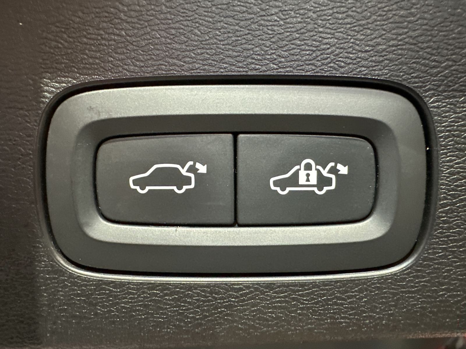 Fahrzeugabbildung Volvo V60 B4 Core NAV+LED+AHK+KAMERA+17ZO+DIGDISPLAY