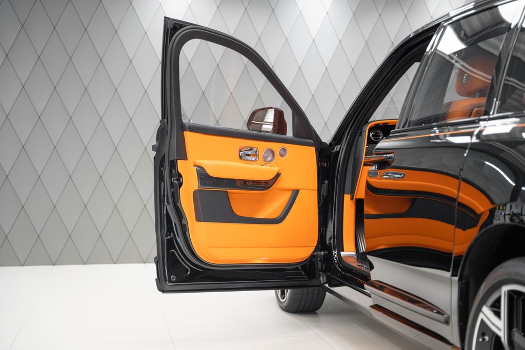 Cullinan BLACK BADGE 2026 BLACK/ORANGE FOOTREST - Bild 13