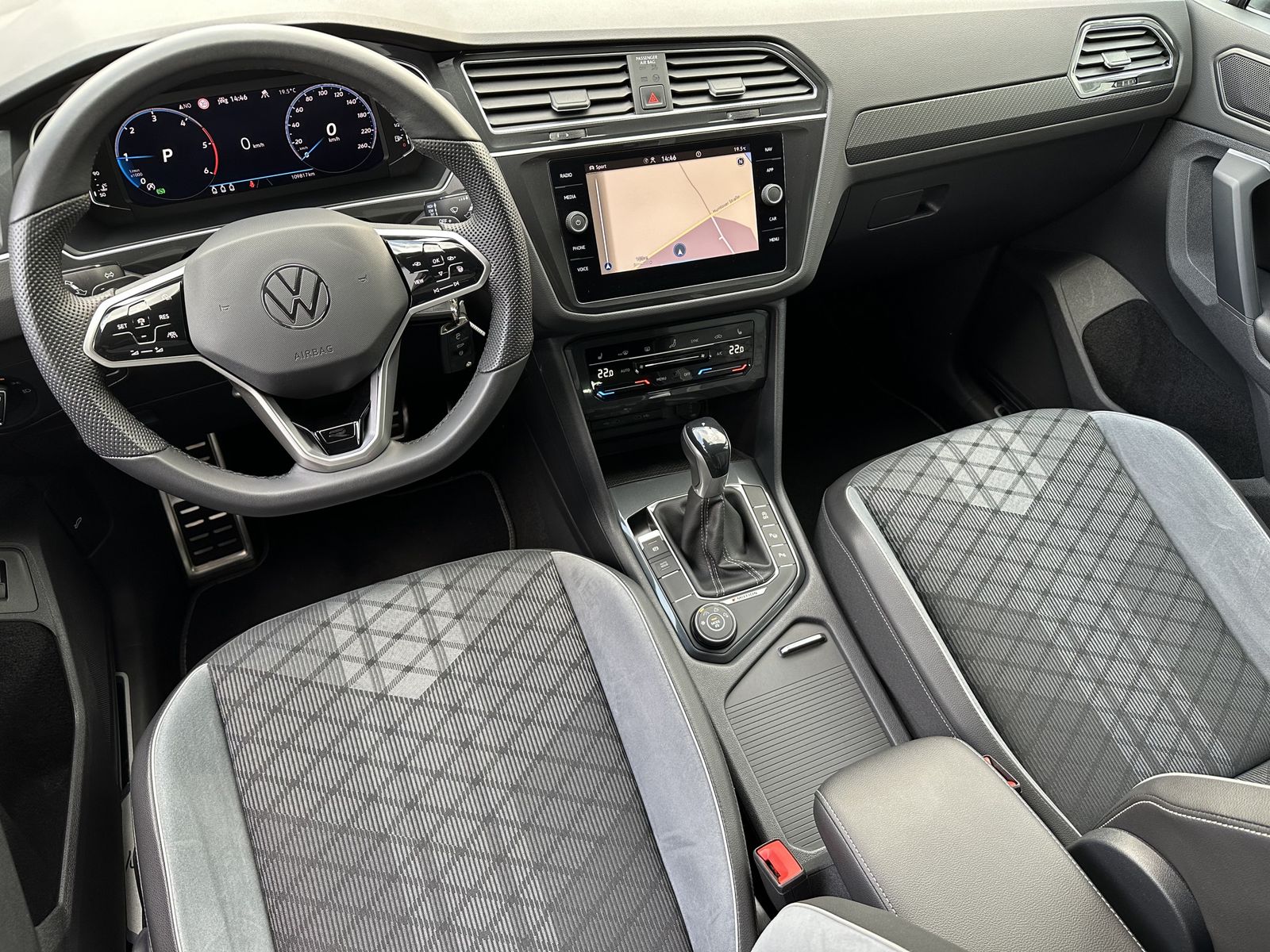 Fahrzeugabbildung Volkswagen Tiguan 2.0 TDI 4M DSG R-Line NAV+MATRIX+AHK+ACC
