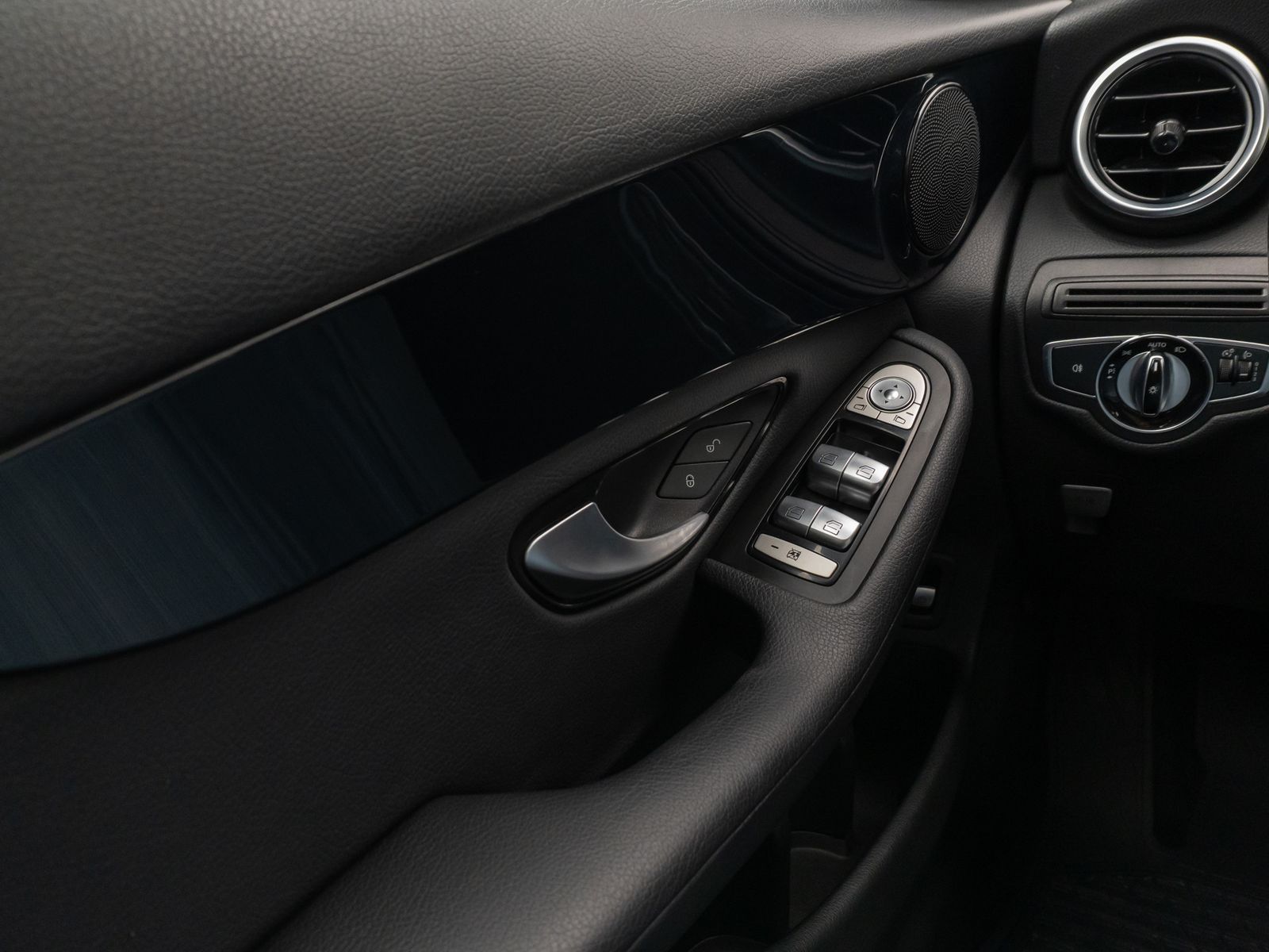 Fahrzeugabbildung Mercedes-Benz GLC 250 4Matic Kamera AHK Navi Sitzhzg