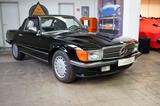 Mercedes-Benz R107 mit H-Kennzeichen - schwarze Mercedes-Benz SL 560