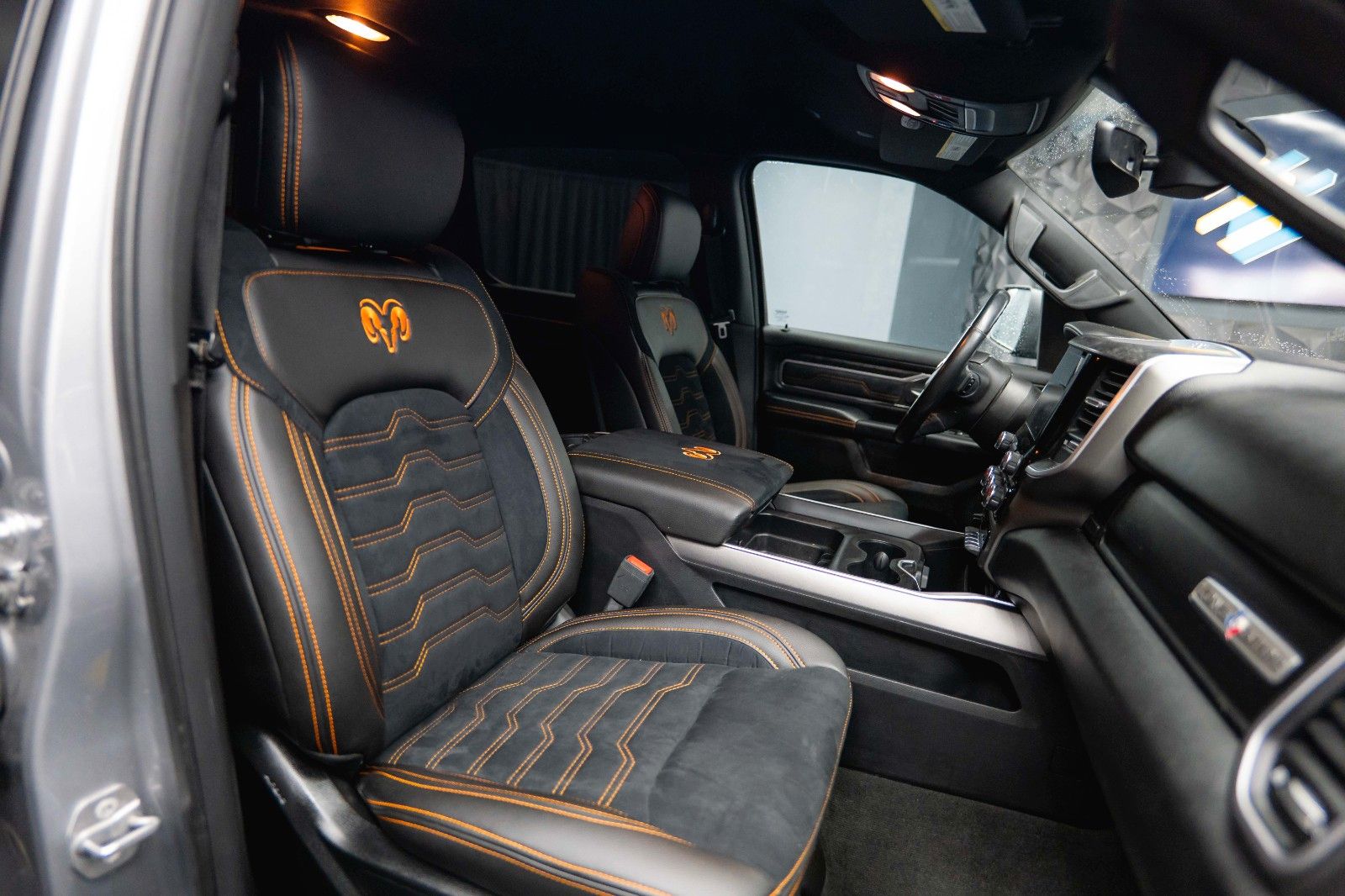 Fahrzeugabbildung Dodge RAM 5.7 V8 HEMI 4x4 OFFROAD Night-Paket *LED*19%