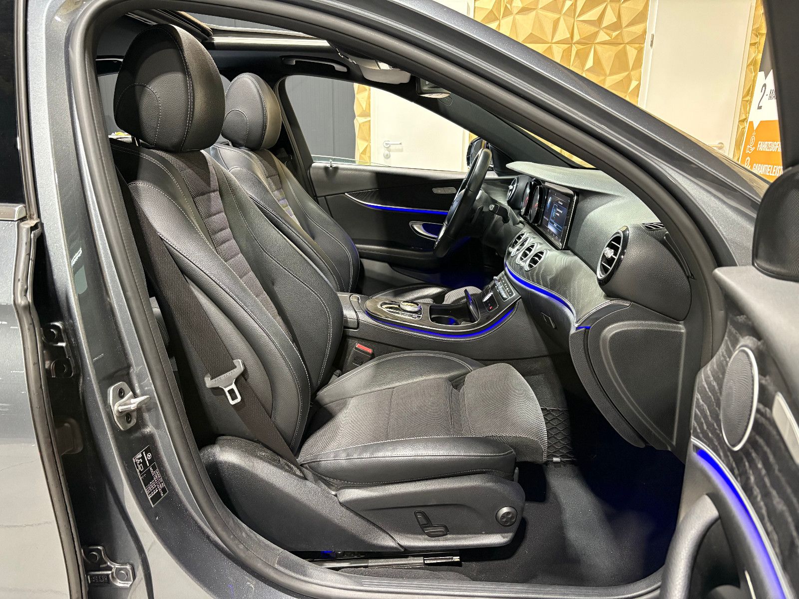 Fahrzeugabbildung Mercedes-Benz E 200 Lim./PANO/AMBIENTE/APPLE/SHZ/KLIMA/