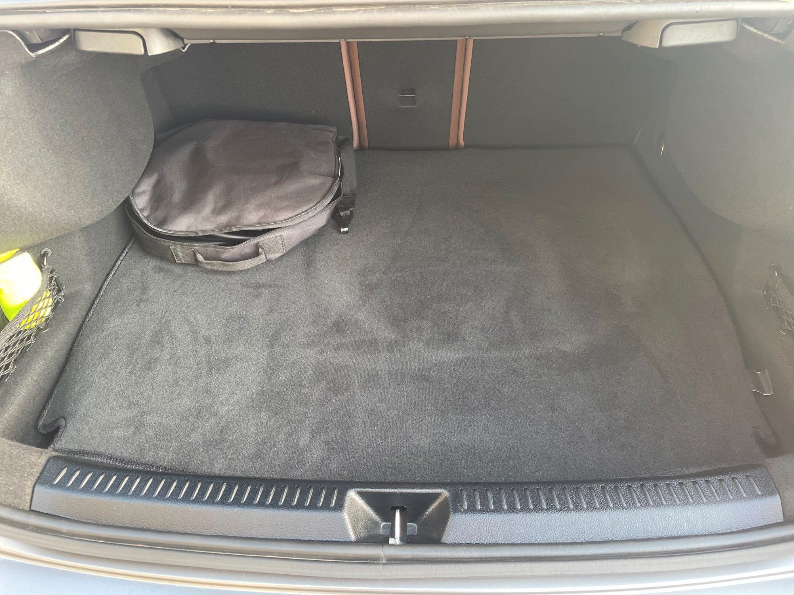 Fahrzeugabbildung Mercedes-Benz A 250e Progressive Night+AHK+Kamera+ILS+Ambiente