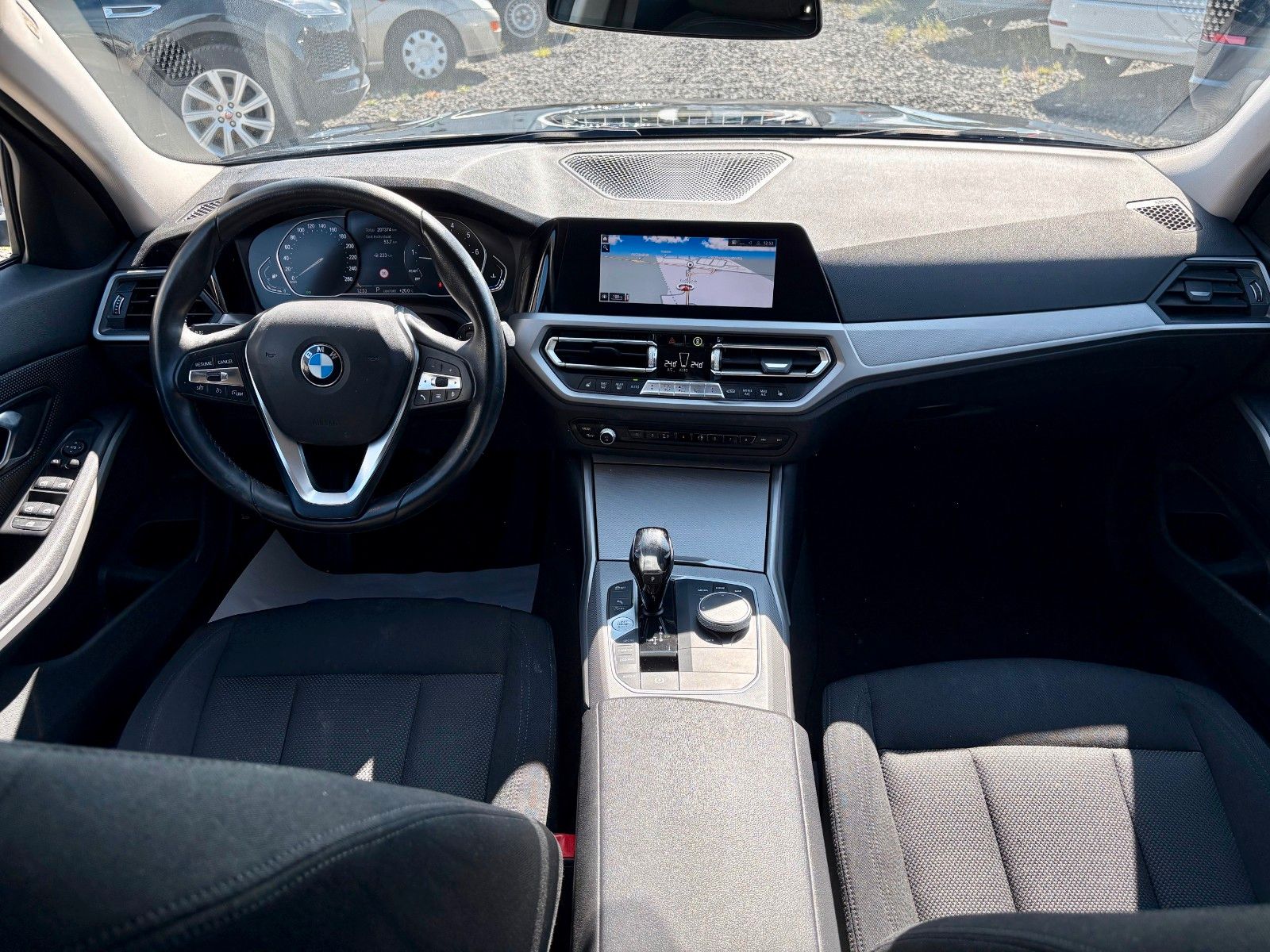 Fahrzeugabbildung BMW 320i Limo Aut. Navi 18"LMR LED 1.HAND SPORTLENK