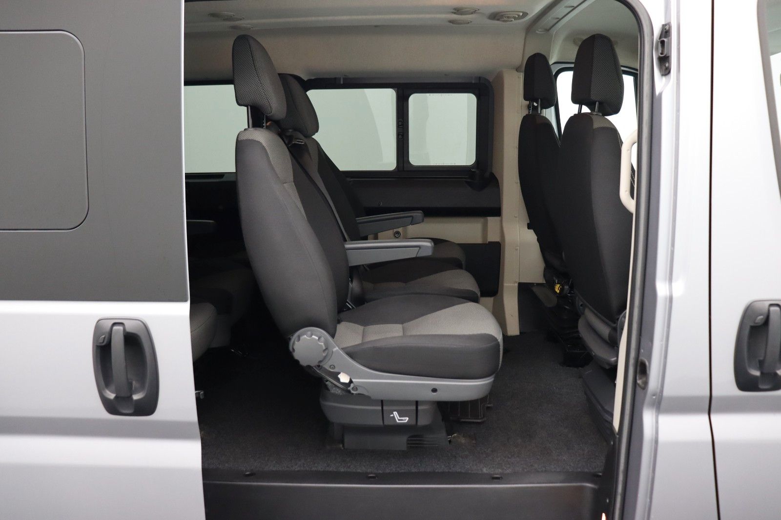 Fahrzeugabbildung Fiat Ducato 30 L1H1 2.2 Panorama - Komfort-Fahrersitz