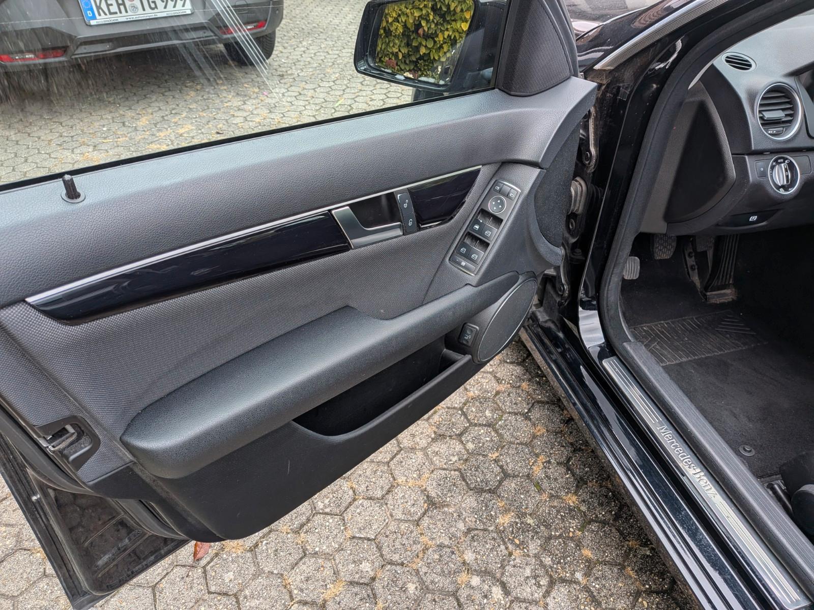 Mercedes-Benz C200 2011 — photo 11