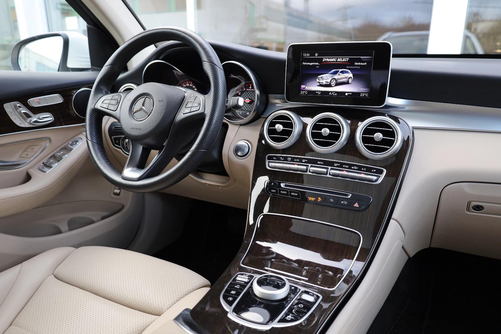 Mercedes-Benz GLC 300 4MATIC/PANO/SHZ/LHZ/TOTW/KAMERA/PDC/R19