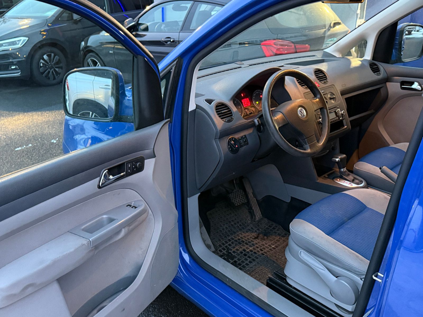 Fahrzeugabbildung Volkswagen Caddy Maxi Life 1.9 TDi DSG 7-Sitzer AHK PDC