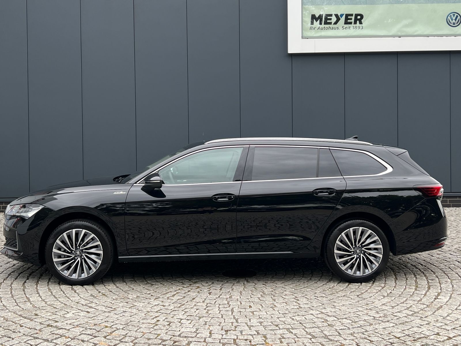 Fahrzeugabbildung SKODA Superb Combi L&K 2.0 TDI DSG 4x4 *AHK, Matrix-LE