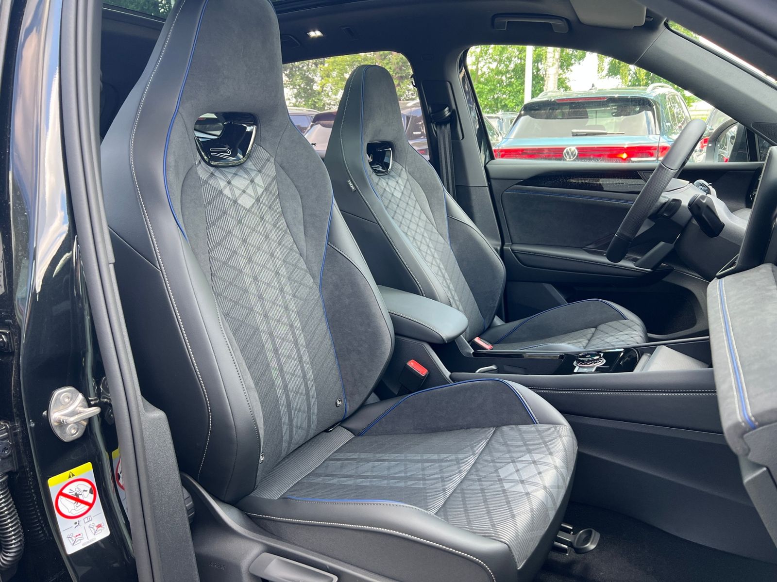 Fahrzeugabbildung Volkswagen Tiguan R-Line 2.0 TDI DSG 4MOTION *AHK, Navi, Pa