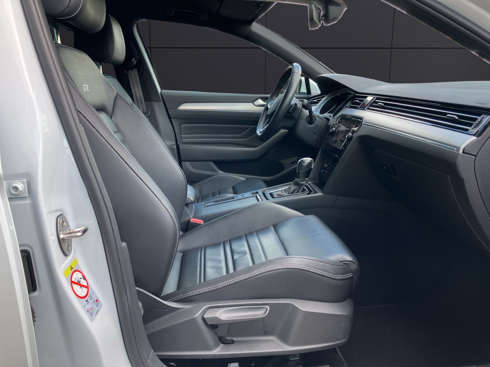 Fahrzeugabbildung Volkswagen Passat Variant R-Line TSI DSG LED ACC NAVI RFK S