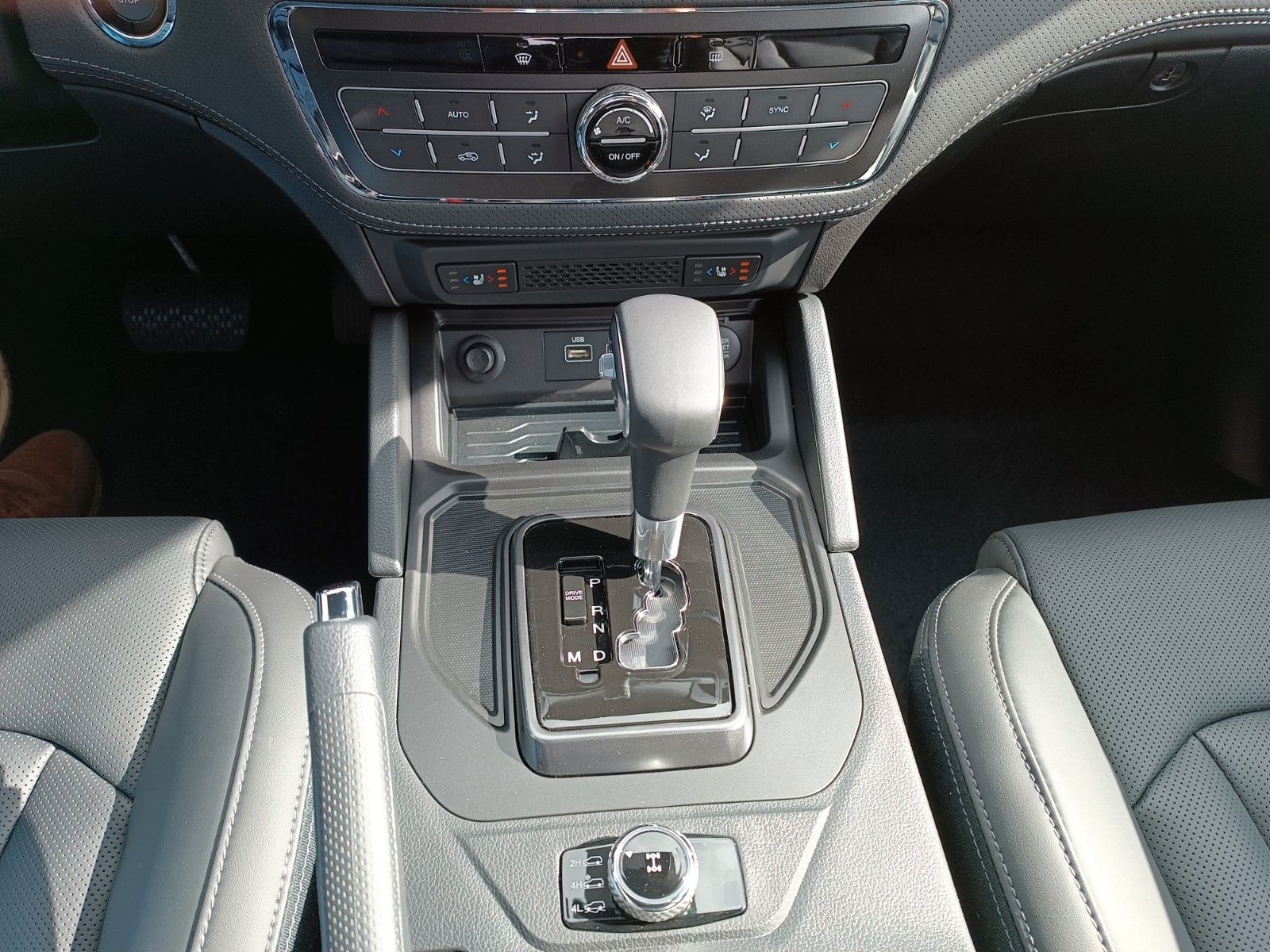Fahrzeugabbildung Ssangyong Musso Grand 2.2d AT 4x4 BLACK LEDER+XENON+SD+AHK