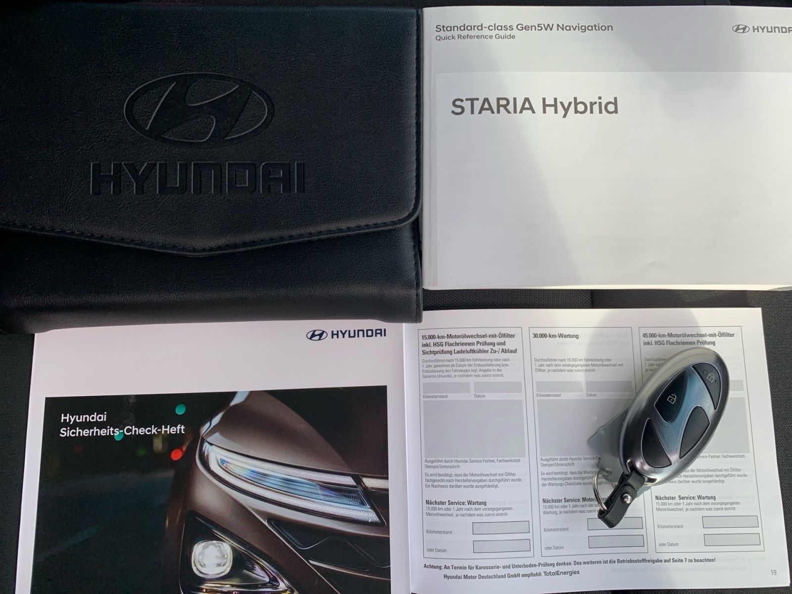 Fahrzeugabbildung Hyundai STARIA 1.6 T-GDI Hybrid Trend 9-Sitzer Navi Allw
