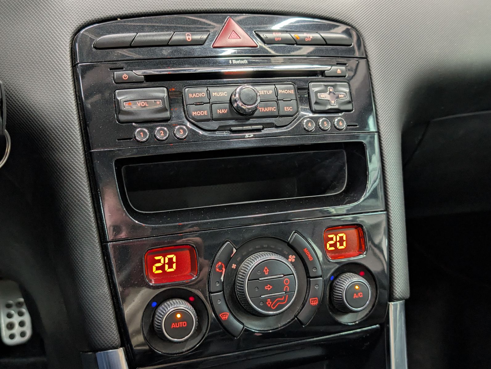 Fahrzeugabbildung Peugeot 308 GTi LEDER PANO XENON TEMP PDC NAVI 18-ZOLL