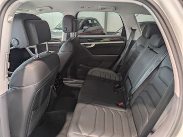 Volkswagen Touareg - 11
