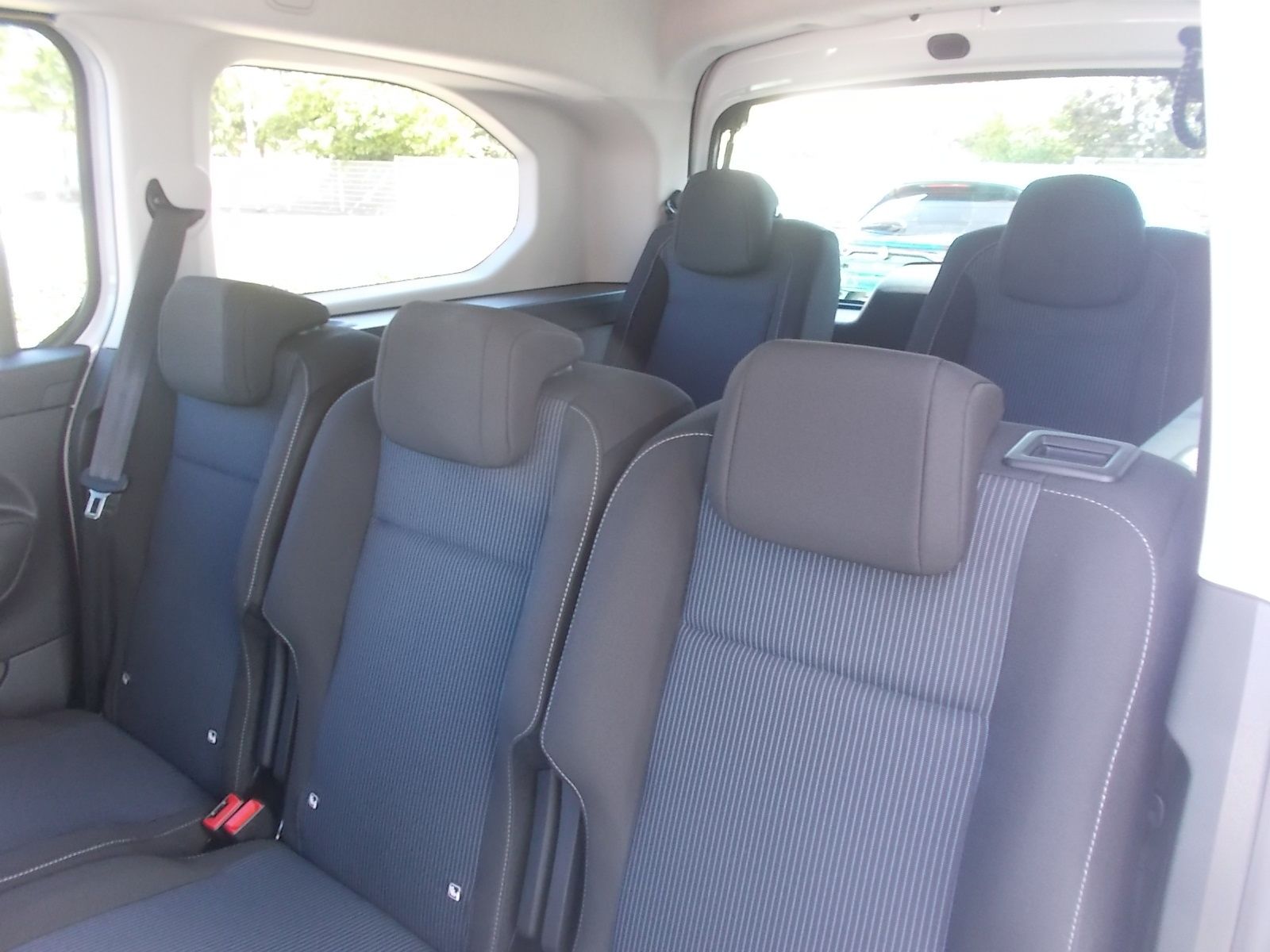 Fahrzeugabbildung Fiat Doblo Kombi 1.5 HDi 130 PS 7 Sitzer + Automatik