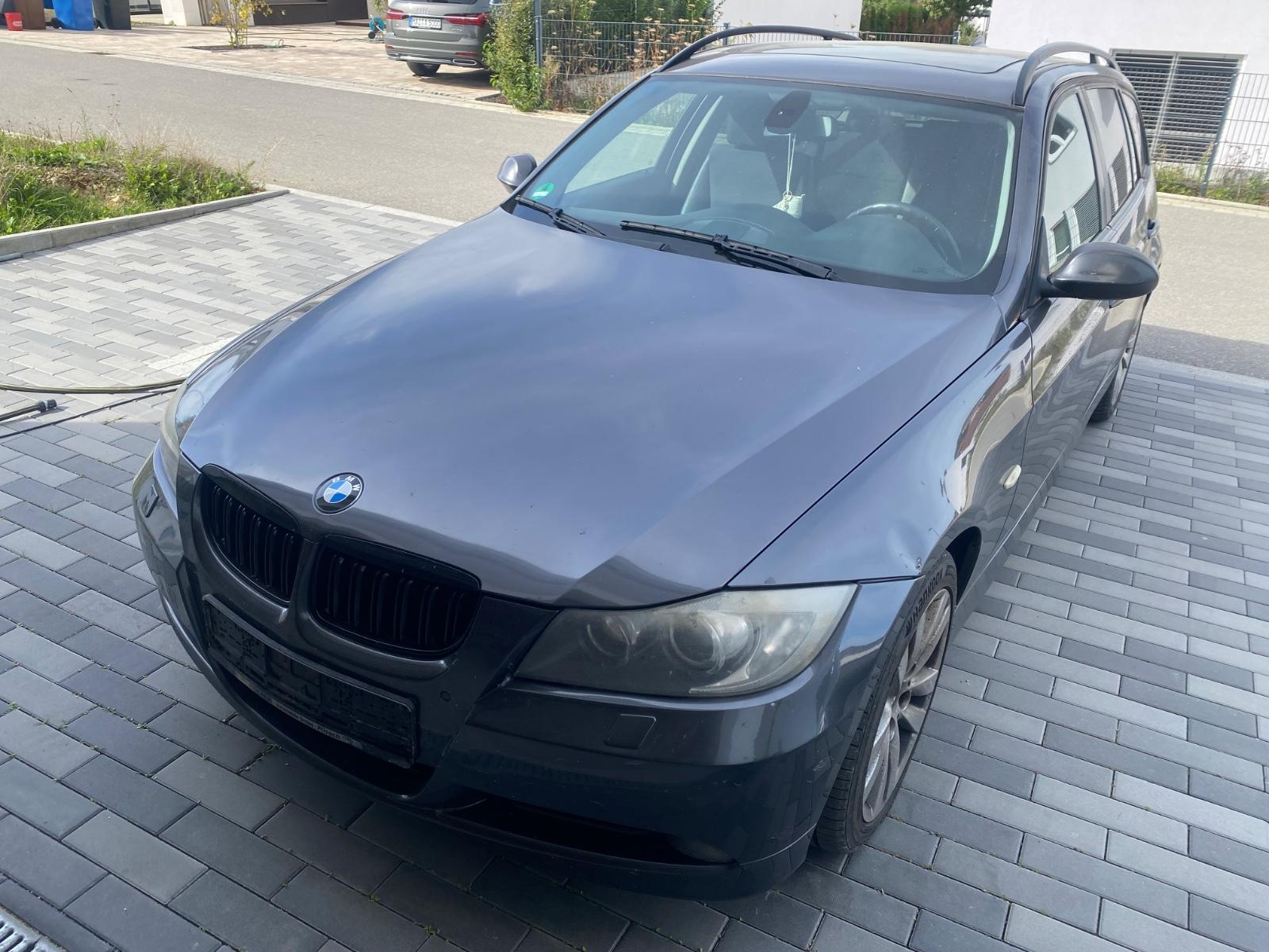 BMW 320 2005 — rear view