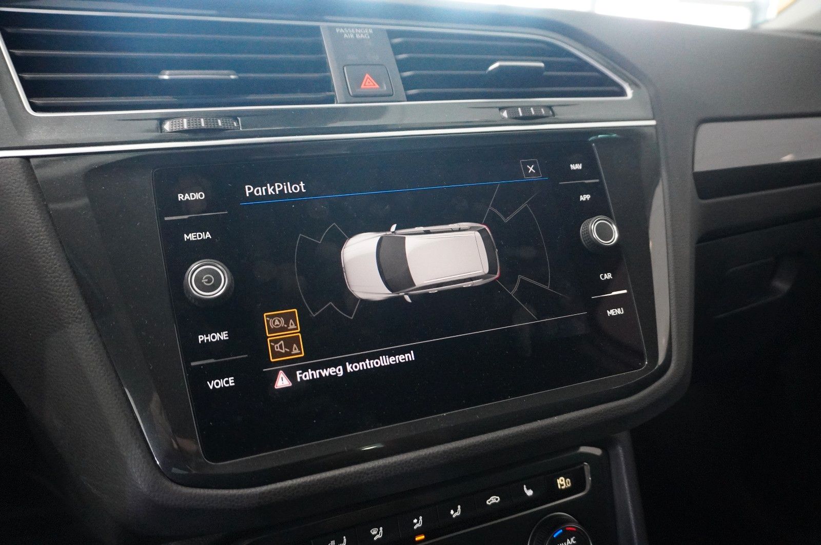 Fahrzeugabbildung Volkswagen Tiguan 2.0 TSI UNITED 4M DSG NAVI/LED/ACC/SH/AHK