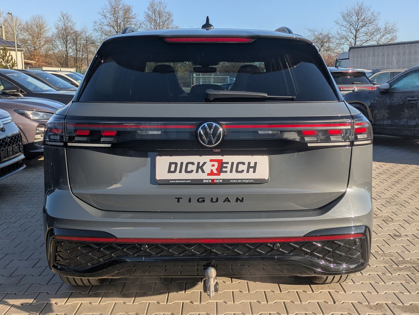 Fahrzeugabbildung Volkswagen Tiguan 2.0 TDI 4M R-Line BLACK*PAN*HK*AHK*MATRIX