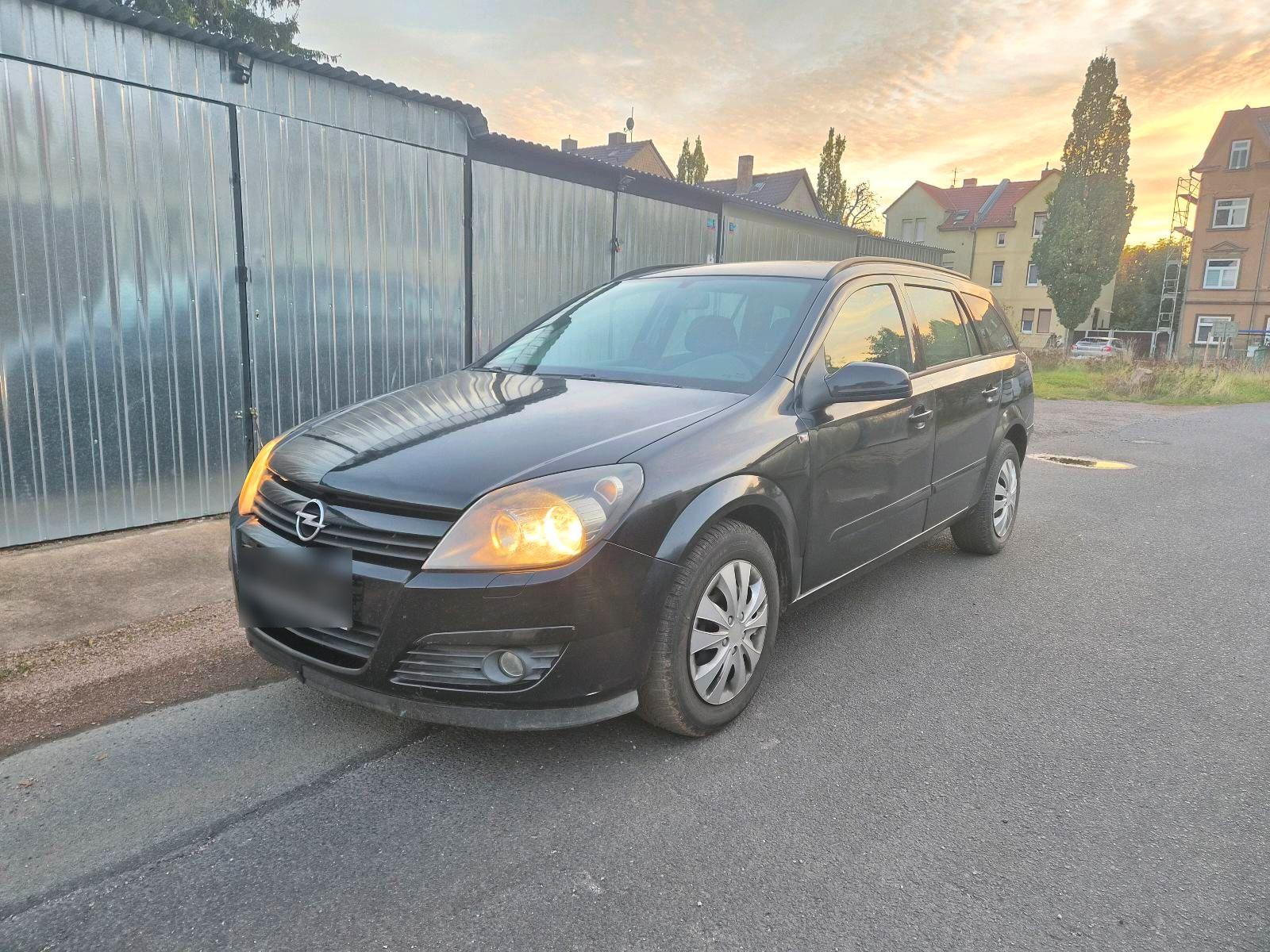 Opel Astra 2005 — rear view