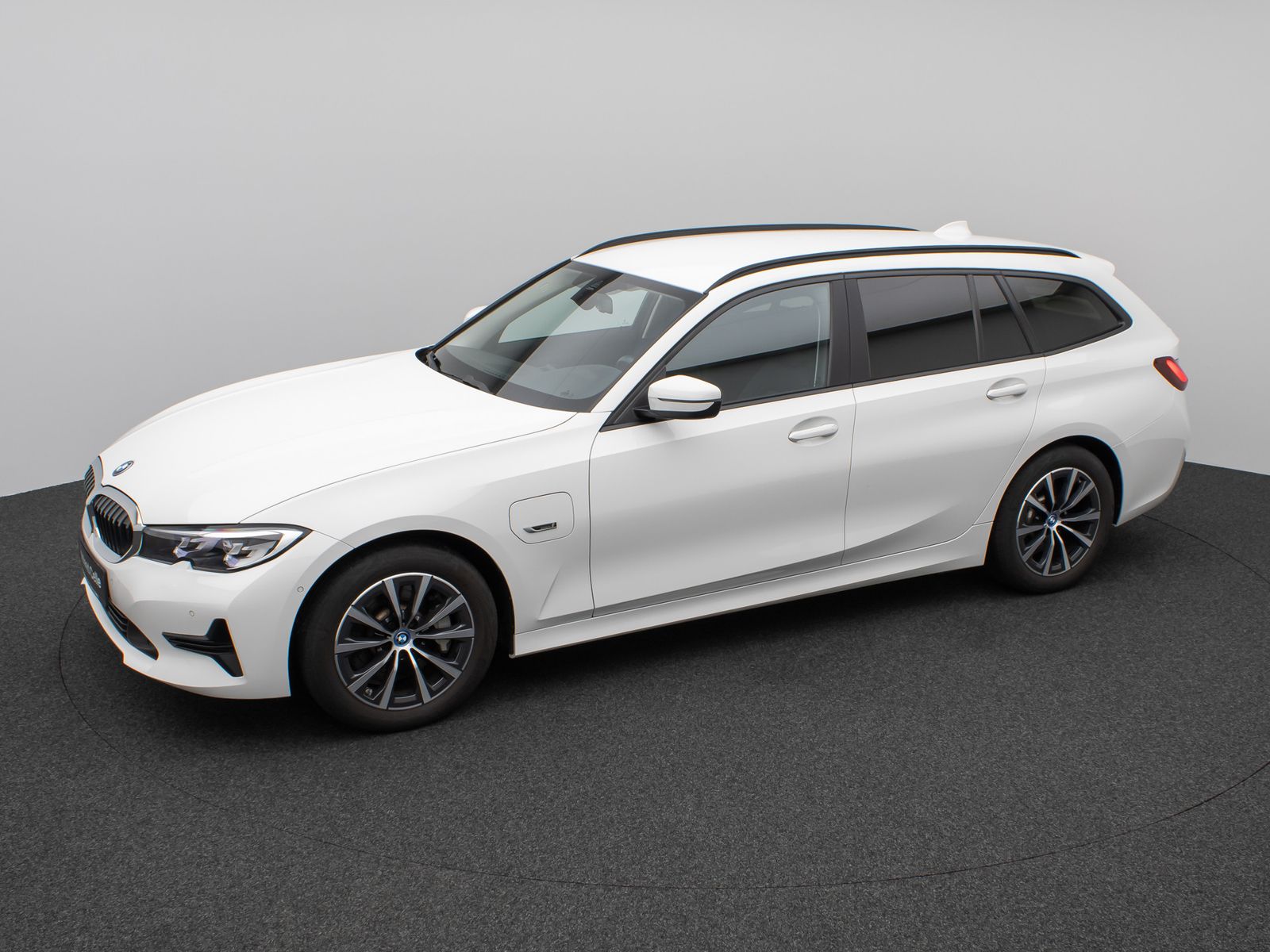 Fahrzeugabbildung BMW 330e DAB CockPitPr Lenkrhz PDC Stop&Go Alarm AHK