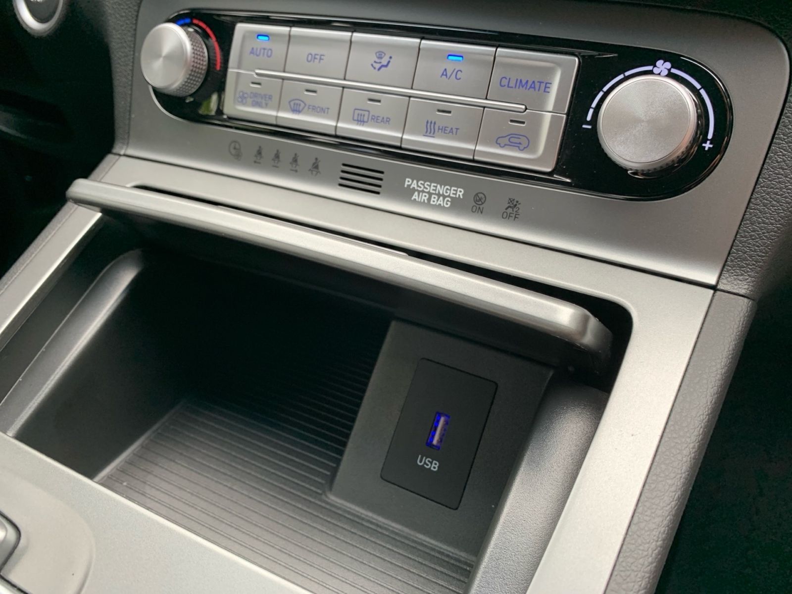 Fahrzeugabbildung Hyundai KONA Select Elektro 11 kW OBC Sitzheizung