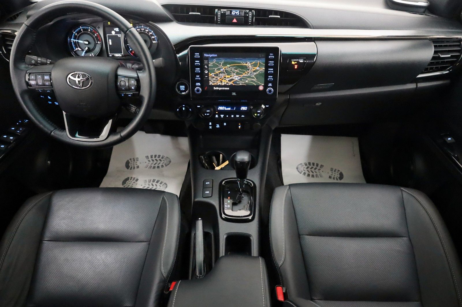 Fahrzeugabbildung Toyota Hilux 2.8 D-4D Invincible, Rollbügel, Rollo, AHK