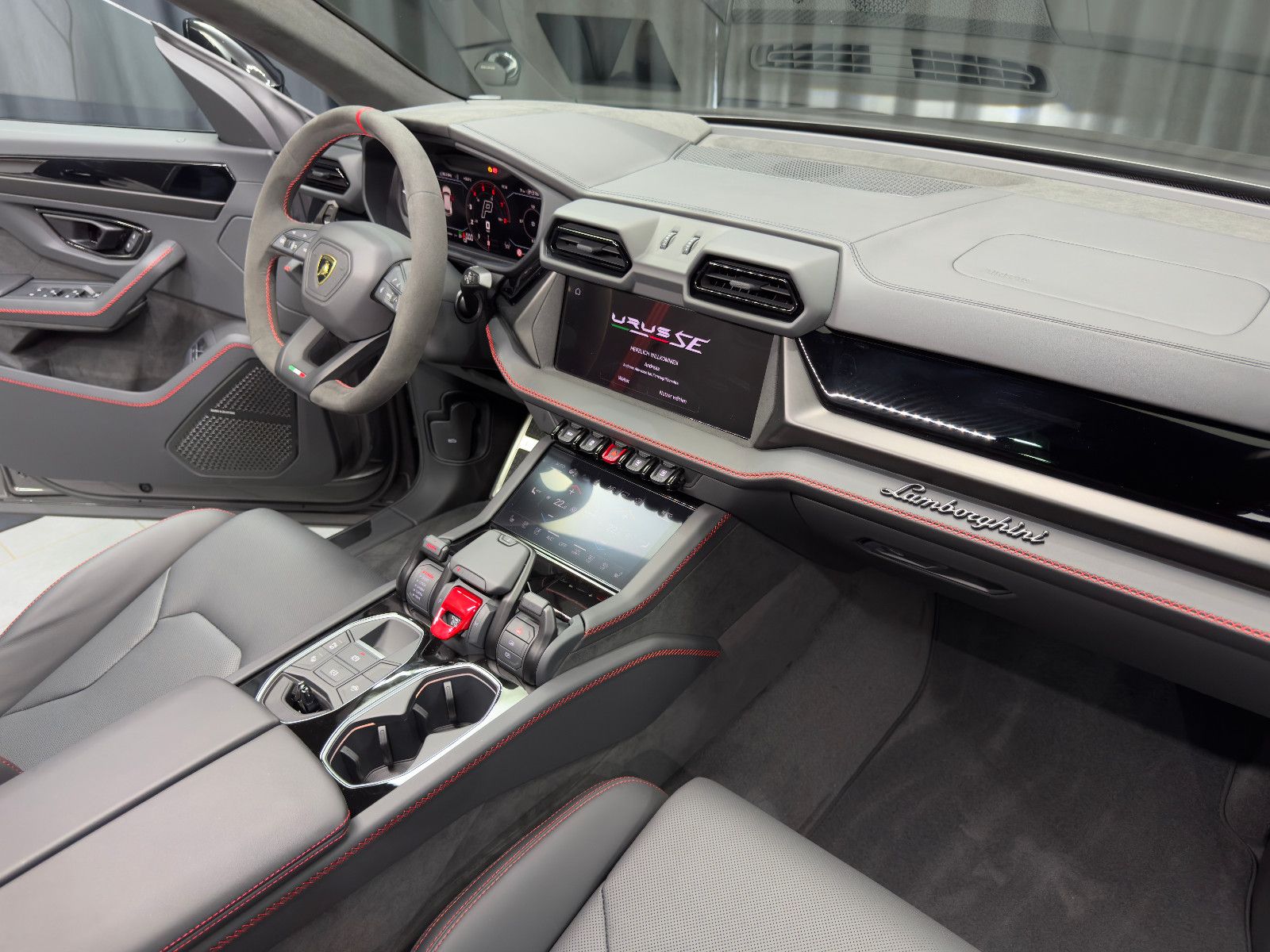 Fahrzeugabbildung Lamborghini URUS SE|BANG/OLUFSEN|PANO|MY25|BLANCO COC