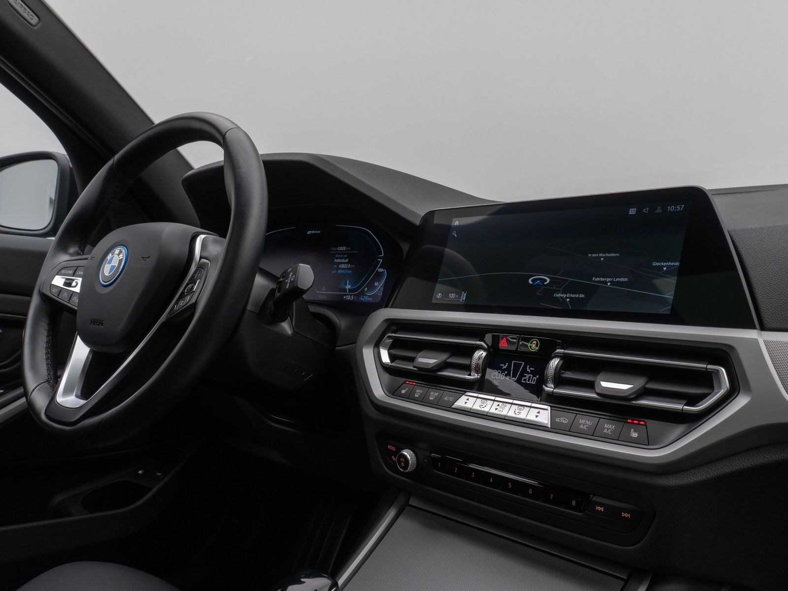 Fahrzeugabbildung BMW 320e xD Panorama Kamera DAB HiFi Alarm Sport LED