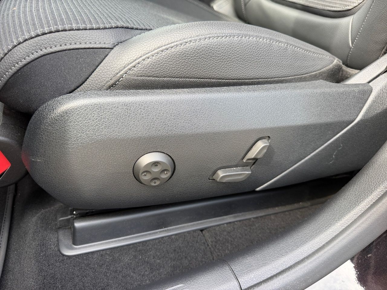 Fahrzeugabbildung Mercedes-Benz GLC 200 4M AVANTGARDE+AHK+AMBIENTE+LED+KAM+CARPL