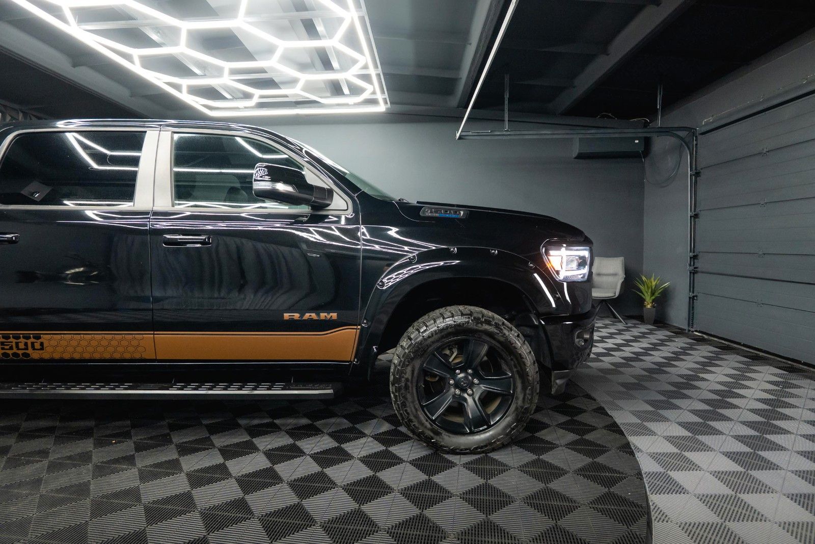 Fahrzeugabbildung Dodge RAM 5.7 V8 HEMI 4x4 Offroad Night-Edition LPG