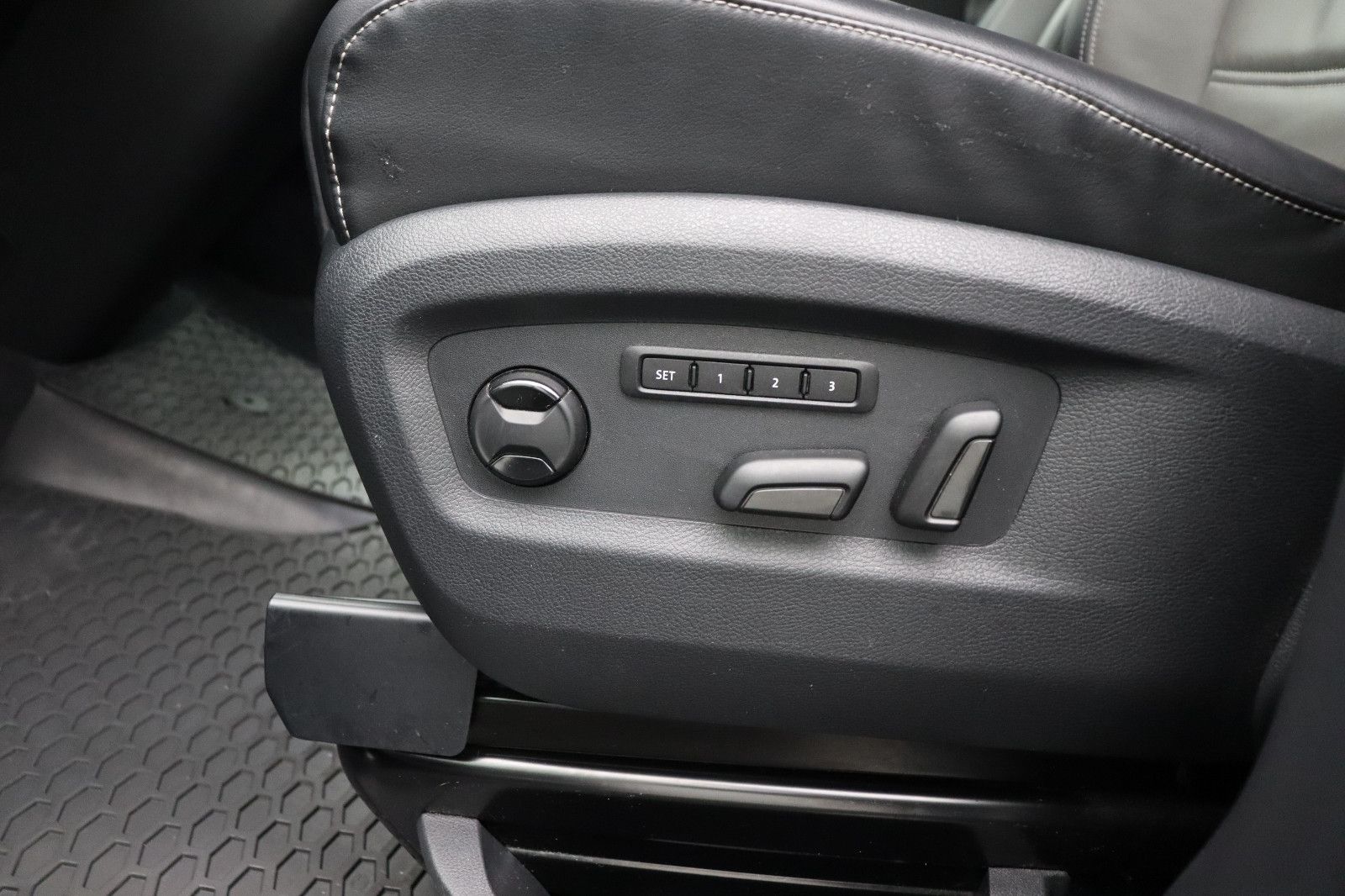 Fahrzeugabbildung Volkswagen T6.1 Multivan Highline 4MOTION Standheizung ACC